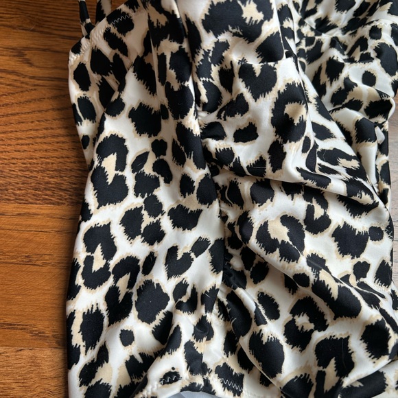 Women's Old Navy Ruched Deep V-Neck One Piece Swimsuit Leopard Animal Print. Med - Picture 3 of 8